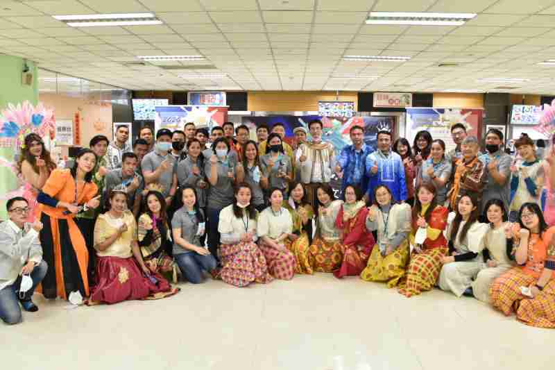 友達推動「安心、、、創新、、、用心、、、、同心、、盡心」五星職旅，，，為菲籍員工打造全方位照護，，，，首度贏得「人權實踐與發展領袖獎」殊榮