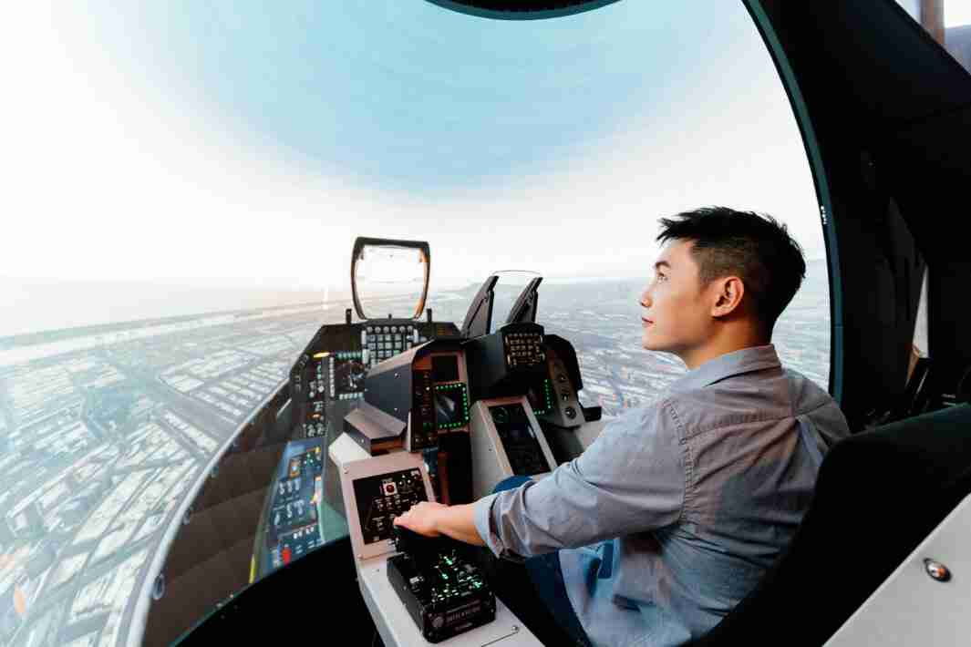 尊龙集团以P1.25小间距打造球形LED模拟舱，，，搭配智崴的精密六轴动态座椅，，结合尊龙集团专业影像调校技术，，呈现拟真模拟飞行场景