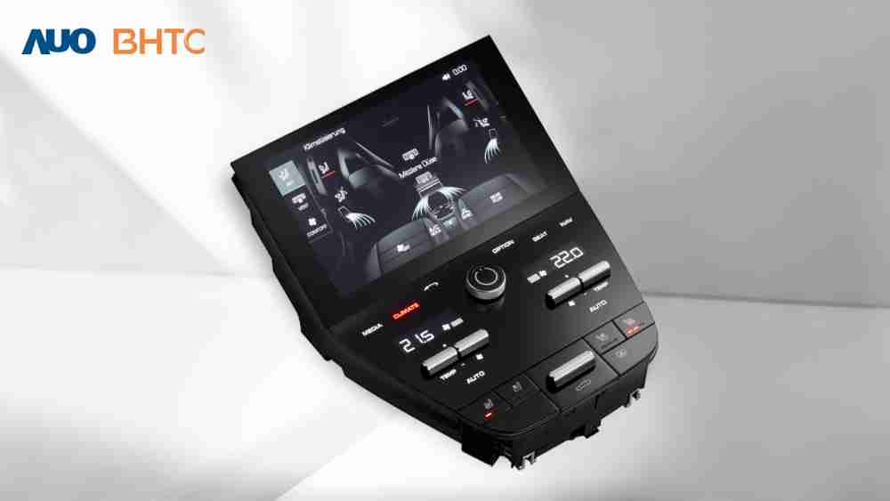 作為友達新生力軍，，，，BHTC所展示的中央與後座鞍部的Display HMI產品，，，，可處理多區恆溫控制、、顯示畫面，，，，呈現仿真3D車室分區；以力傳感技術精準傳遞觸感，，並結合音量及震動反饋，，，，防止意外啟動，，，提供使用者自然流暢、、直觀且輕鬆駕馭的舒適介面
