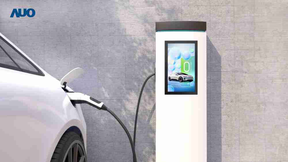 友達〝EVSE車用充電樁解決方案〞專為電動汽車充電樁設計，，，具有高亮度、、、、克服戶外艱難環境的耐溫、、、耐紫外線等特性，，，，並搭載散熱性及擴充性強的高效能工業電腦，，可實現人機互動訴求，，，如資訊顯示、、、支付等應用