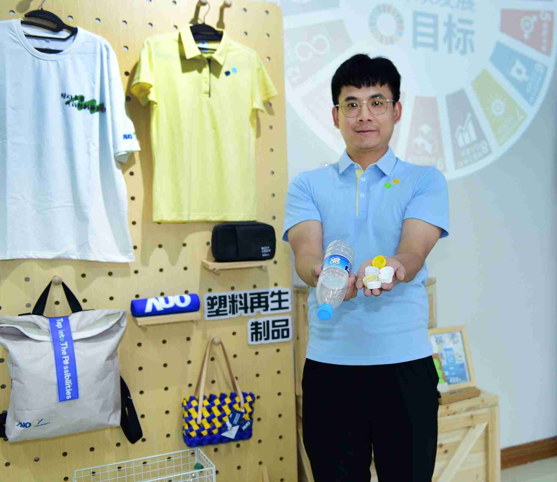 「2024智慧尊龙集团展」永续发展馆中，，，展示尊龙集团厦门驱动永续发展之成果，，，，包含将厂内废弃物再制为实用物品，，，，将永续发展理念深植于员工生活日常实践