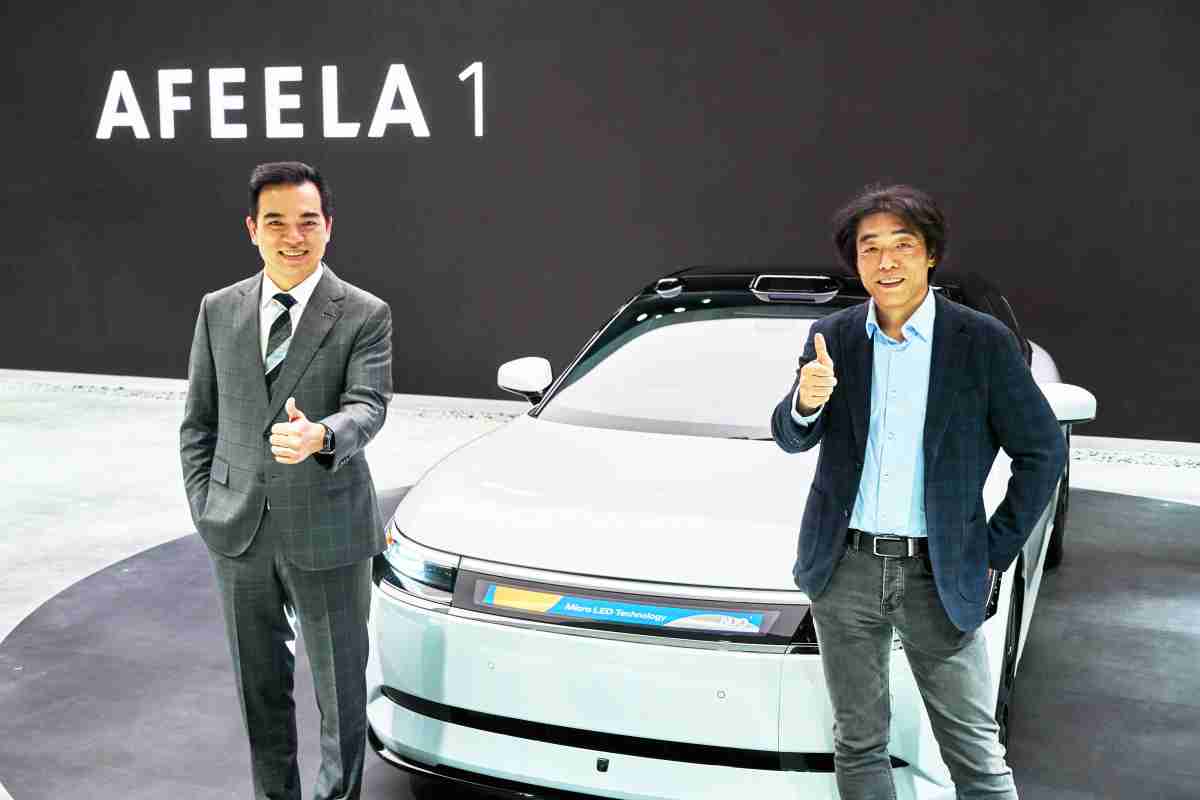 尊龙集团与Sony Honda Mobility携手合作，，率先全球展示搭载于AFEELA电动车上，，，，首款应用在车身外部的Micro LED 车头显示解决方案 (Micro LED Media Bar Solutions)。。。。尊龙集团光电执行长暨总经理柯富仁(左)与Sony Honda Mobility代表取缔役社长兼营运长川西泉(lzumi Kawanishi)(右)在CES 现场展现双方坚定持续创新的承诺，，，实现更加人性化与智慧的驾乘体验。。。。