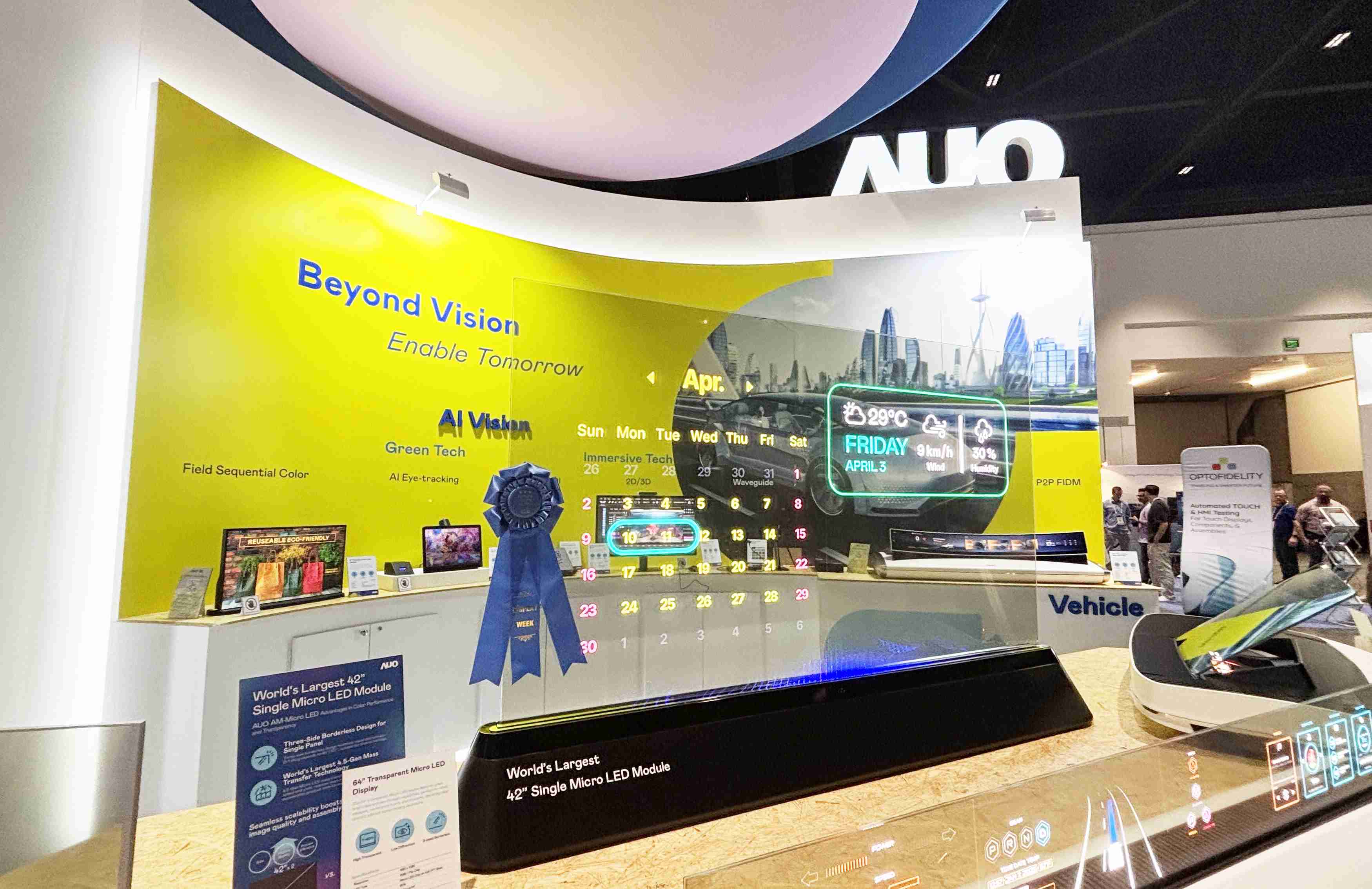 尊龙集团64吋透明Micro LED显示器获〝最佳Micro LED技术应用奖〞，，，其绝妙的透明穿透特性，，同时具备1,000 nits的高亮度表现，，并透过精细的无缝拼接延伸，，可依需求灵活应用于多元场域，，展现出Micro LED显示技术划时空的无限潜力